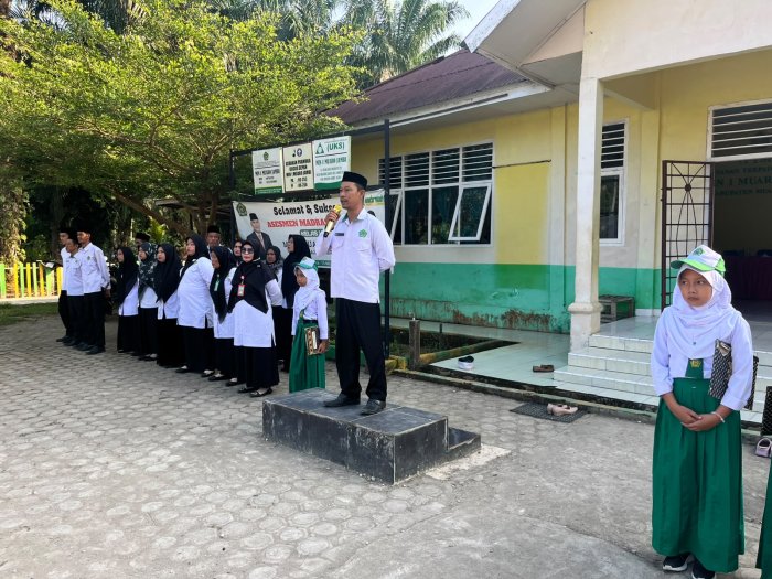 Amanat Pembina Upacara MIN 1 Muaro Jambi: Kepala Madrasah Tekankan Pentingnya Disiplin dan Kesiapan Persami Amanat Pembina Upacara MIN 1 Muaro Jambi: Kepala Madrasah Tekankan Pentingnya Disiplin dan Kesiapan Persami