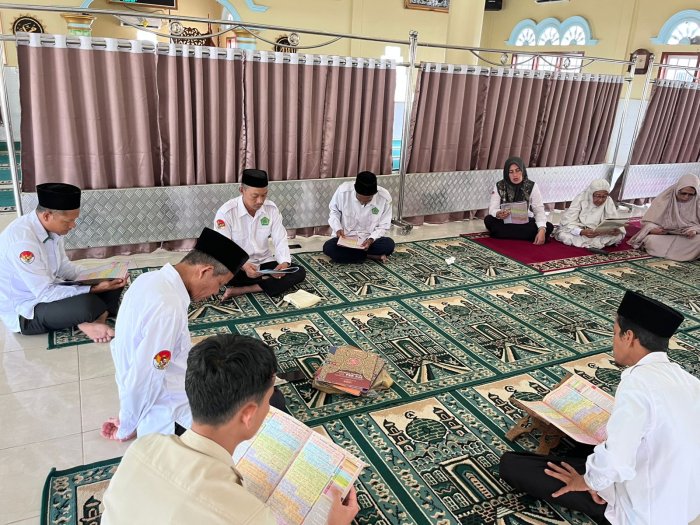 Momen Khidmat: Kepala MIN 1 Muaro Jambi, Majelis Guru, dan Staf Melaksankan Tadarus Al-Quran di Bulan Ramadhan Momen Khidmat: Kepala MIN 1 Muaro Jambi, Majelis Guru, dan Staf Melaksankan Tadarus Al-Quran di Bulan Ramadhan