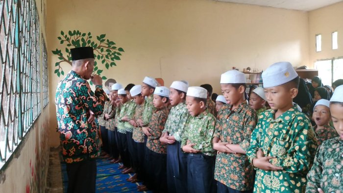 Siswa Siswi Laksanakan Praktik Salat Fardu Didampingi Majlis Guru Piket