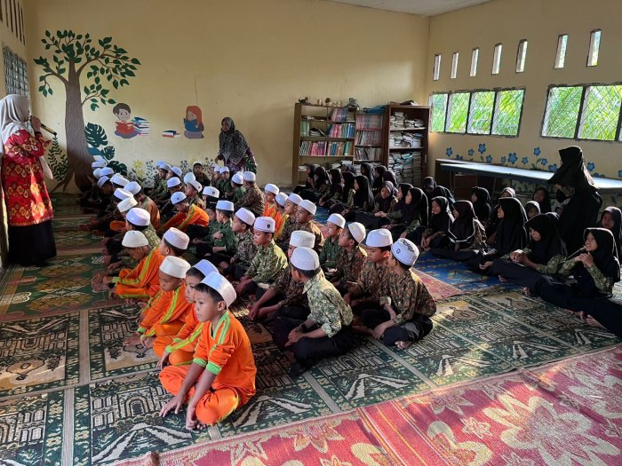 Siswa Siswi diingatkan kembali mengenai rukun wudhu, serta cara menghemat air namun tetap sah secara syariat.