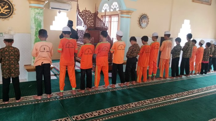 Siswa Siswi  dan Guru MIN 1 Muaro Jambi Laksanakan Shoat Berjamaah