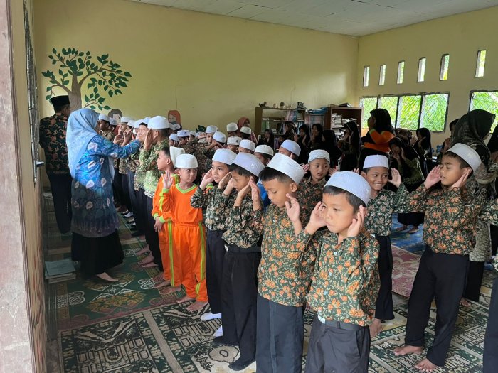 Siswa-siswi MIN 1 Muaro Jambi Perdalam Tata Cara Ibadah Lewat Praktik Shalat Siswa-siswi MIN 1 Muaro Jambi Perdalam Tata Cara Ibadah Lewat Praktik Shalat