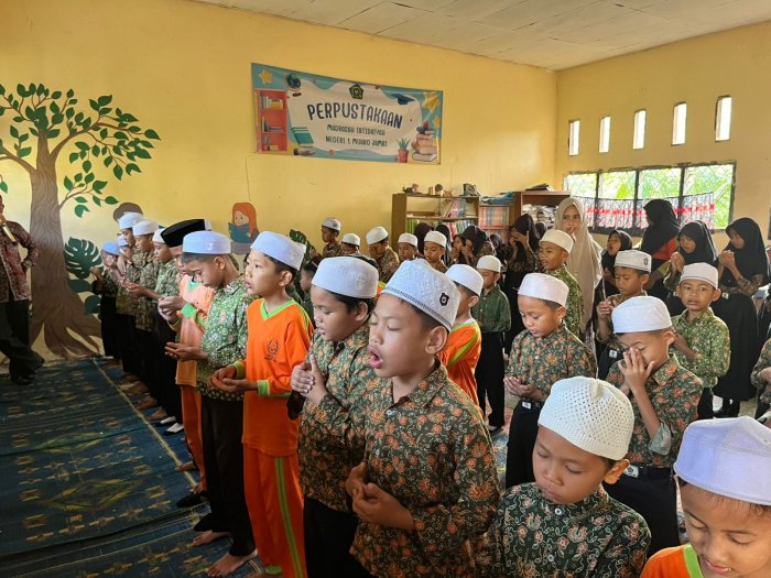 Bentuk Karakter Sejak Dini, Majelis Guru MIN 1 Muaro Jambi Dampingi Siswa Praktik Sholat Fardhu
