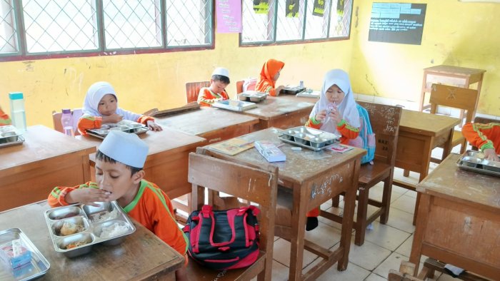 Siswa Siswi Antusias Menyantap Program Makan Bergizi (MBG) Gratis Di Madrasah Siswa Siswi Antusias Menyantap Program Makan Bergizi (MBG) Gratis Di Madrasah