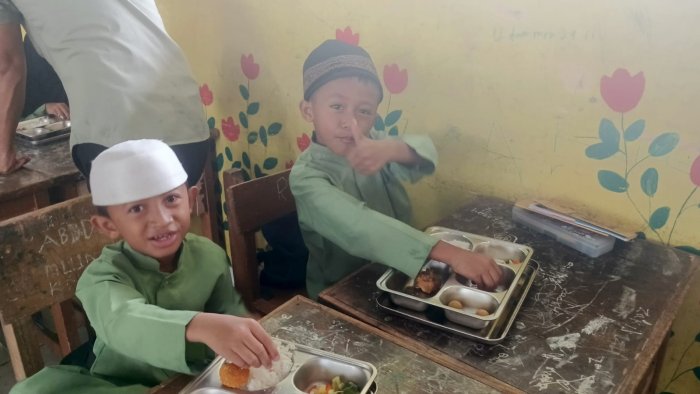 Di Hari Jumat 28 - 11 - 2025Siswa Siswi Nikmati Makanan Bergizi Gratis