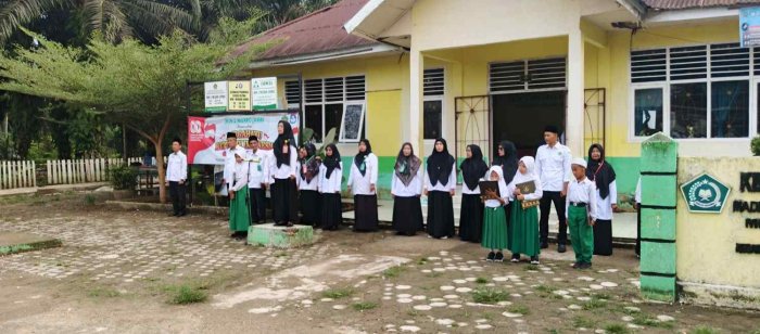 Siswa  Siswi MIN 1 Muaro Jambi Melaksanakan Kegiatan Pengibaran Upacara Bendera