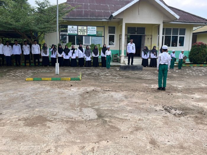 Semangat Baru di Hari Senin: Senyum Siswa Mewarnai Upacara Bendera Perdana Setelah Libur Lebaran Semangat Baru di Hari Senin: Senyum Siswa Mewarnai Upacara Bendera Perdana Setelah Libur Lebaran