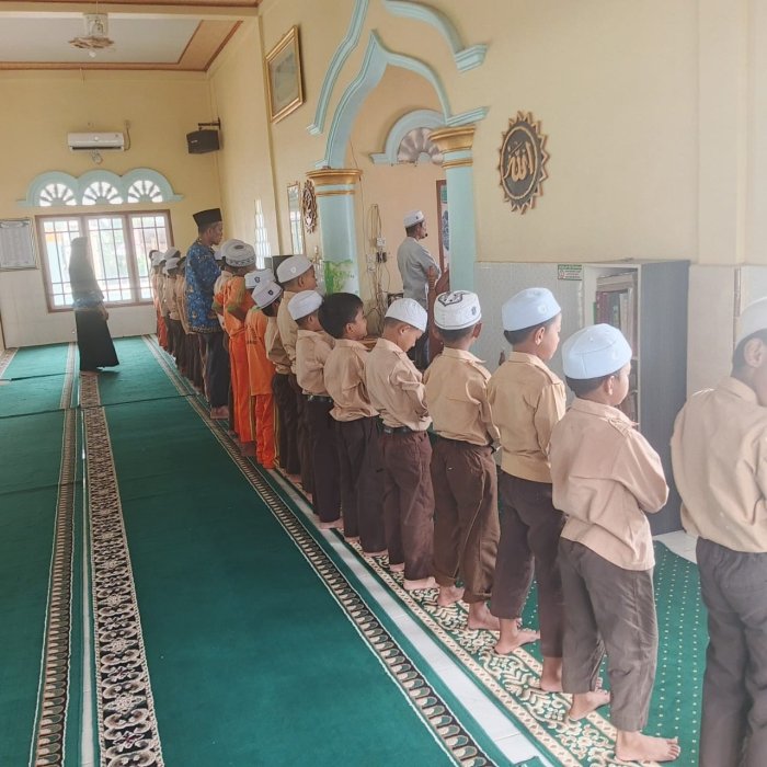 Siswa Siswi MIN 1 Muaro Jambi Laksanakan Salat Zuhur Berjamaah Siswa Siswi MIN 1 Muaro Jambi Laksanakan Salat Zuhur Berjamaah
