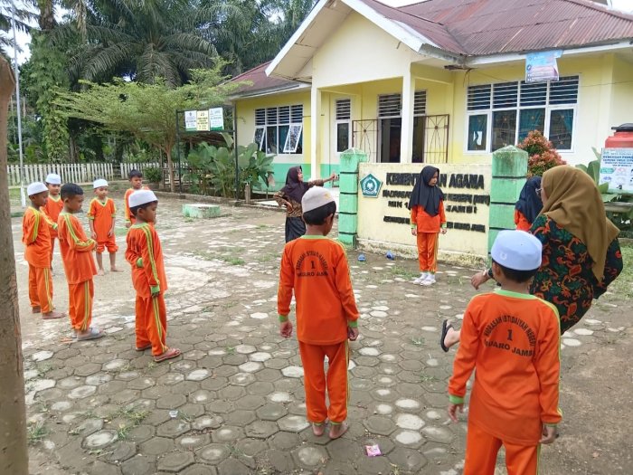 Min 1 Muaro Jambi Siswa Siswi  Kelas 3 Antusias Praktek Teknik Belajar Sepak Bola Belajar Pjok