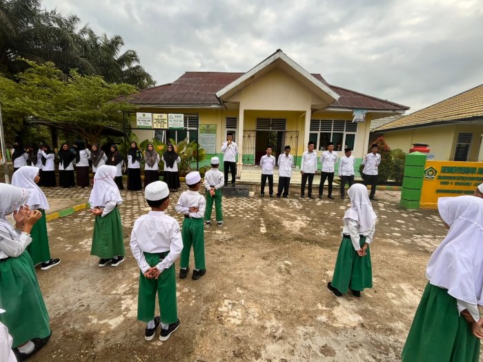 Pimpin Apel Senin Pagi, Kepala MIN 1 Muaro Jambi Tekankan Kedisiplinan Siswa Siswi dan Majlis  Guru