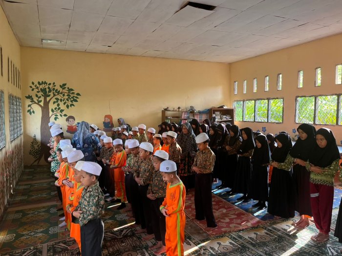 Bukan Sekedar Teori Majlis Guru Dan Staf Bimbing Praktek Sholat