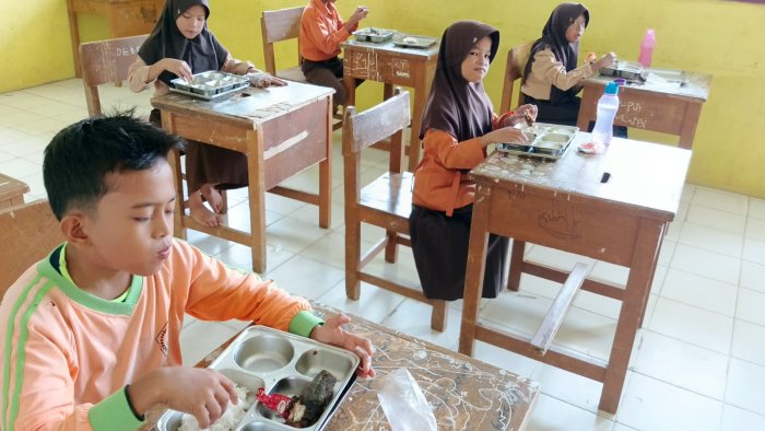 Edisi Berita Rabu 3 - 12 - 2025 Siswa Siswi MIN 1 Muaro Jambi Terima Makanan Bergizi Gratis (MBG)
