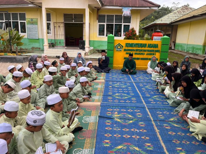 Momen Khidmat Siswa-Siswi MIN 1 Muaro Jambi Saat Pembacaan Surah Yasin di Hari Jumat Terakhir Januari