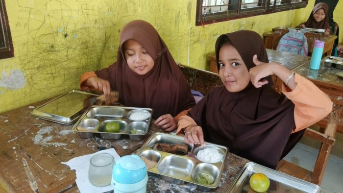 Siswa Siswi Kelas 1-6 Min 1Muaro Jambi Terima Program Makan Bergizi Gratis Siswa Siswi Kelas 1-6 Min 1Muaro Jambi Terima Program Makan Bergizi Gratis