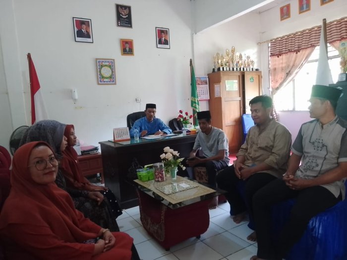 #Rapat Pembinaaan Staf Tenaga Kependidikan Dipimpin Bapak Kepala Min 1 Muaro Jambi