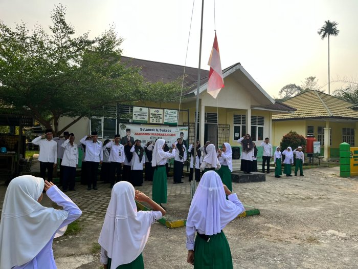 Awali Pekan dengan Khidmat, Siswa siswi MIN 1 Muaro Jambi melaksanakan Upacara Bendera Hari Senin Awali Pekan dengan Khidmat, Siswa siswi MIN 1 Muaro Jambi melaksanakan Upacara Bendera Hari Senin