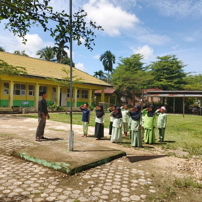 Latihan Paskibra Untuk Pengibaran Bendera Merah Putih  MIN 1 Muaro Jambi Didampingi Staf Min 1 Muaro Jambi