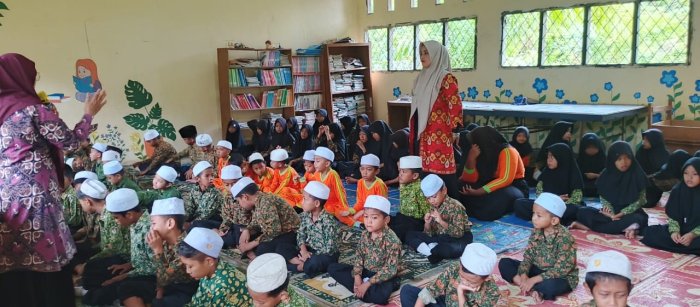 MIN 1 Muaro Kegiatan Pembiasaan  Bapak Ibu Majlis Guru Yang Piket Menjelaskan Tata Cara dan Niat Salat Zuhur