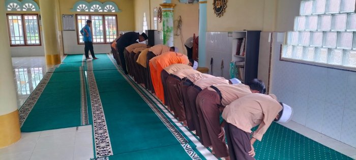 Sholat Berjamaah Siswa Siswi Didampingi Bapak Ibu Guru
