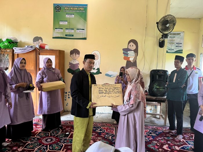 Lepas Masa Purna Bakti, Kepala MIN 1 Muaro Jambi Serahkan Kenang-Kenangan untuk Ibu Zaitun Lepas Masa Purna Bakti, Kepala MIN 1 Muaro Jambi Serahkan Kenang-Kenangan untuk Ibu Zaitun