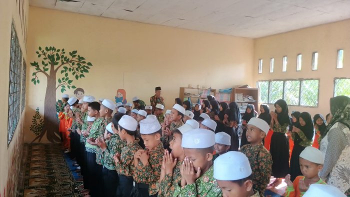 Kegiatan Pembiasaan Siswa Siswi MIN 1 Muaro Jambi Praktek Sholat Subuh Bersama
