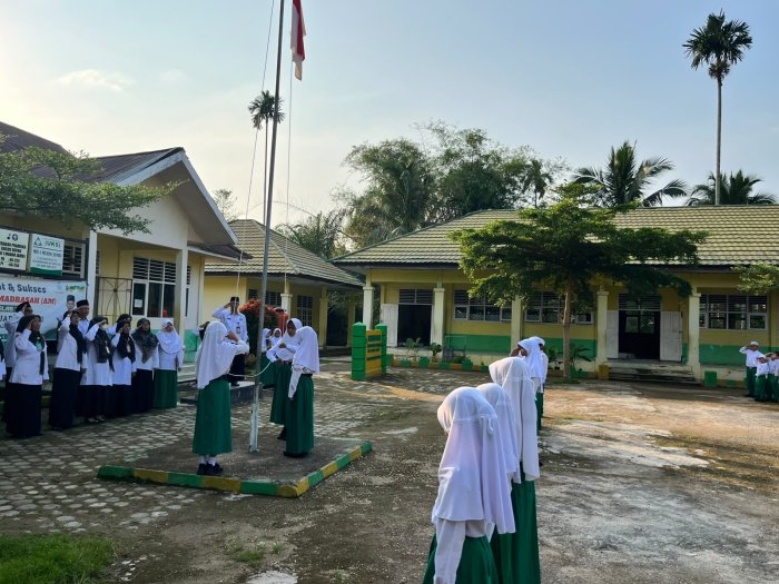 Hari Pertama Masuk Madrasah MIN 1 Muaro Jambi: Siswa Siswi Kelas 1 Baru Penuh Semangat! Hari Pertama Masuk Madrasah MIN 1 Muaro Jambi: Siswa Siswi Kelas 1 Baru Penuh Semangat!