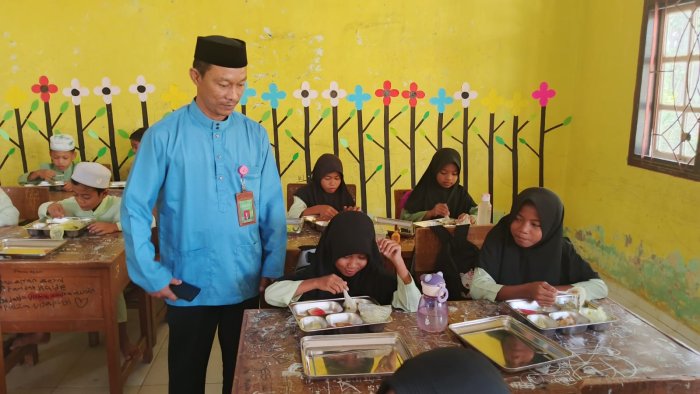 Siswa Siswi MIN 1 Muaro Jambi Terima Makanan Bergizi Gratis Dan Bingkisan Hari Ke 5