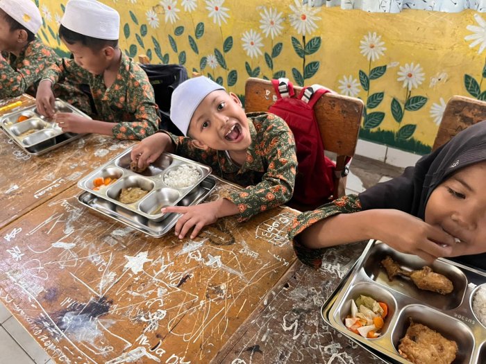 Melalui SPPG Niaso, Program Makan Bergizi Gratis Presiden Prabowo Sapa Siswa Siswi MIN 1 Muaro Jambi