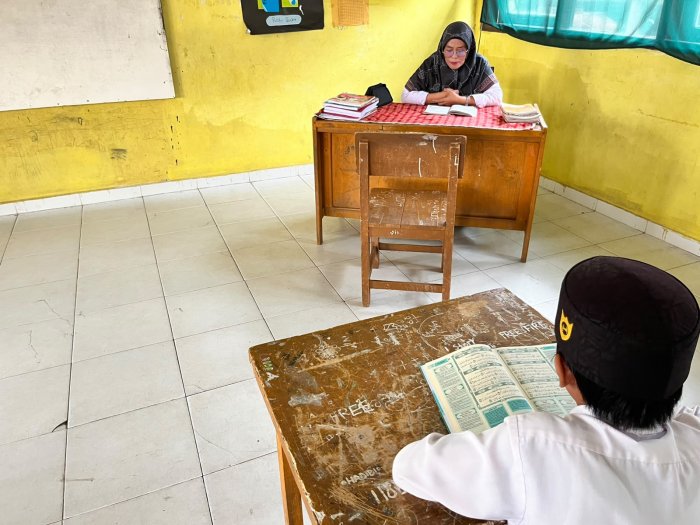 Membina Karakter Sejak Dini, Siswa-Siswi MIN 1 Muaro Jambi Khidmat Membaca Iqro Sebelum KBM Membina Karakter Sejak Dini, Siswa-Siswi MIN 1 Muaro Jambi Khidmat Membaca Iqro Sebelum KBM