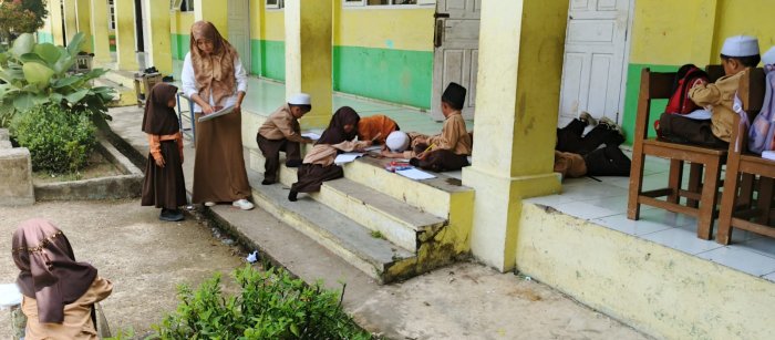 Siswa Siswi Kelas I MIN 1 Muaro Jambi Belajar Mencoba Suasana Alami Menggambar di Lingkungan Luar Kelas