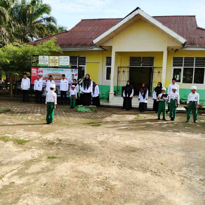 # Kegiatan Upacara Bendera Di MIN 1 Muaro Jambi Yang bertindak Sebaga Pembina Upacara Ibu Yusnida S.Ag