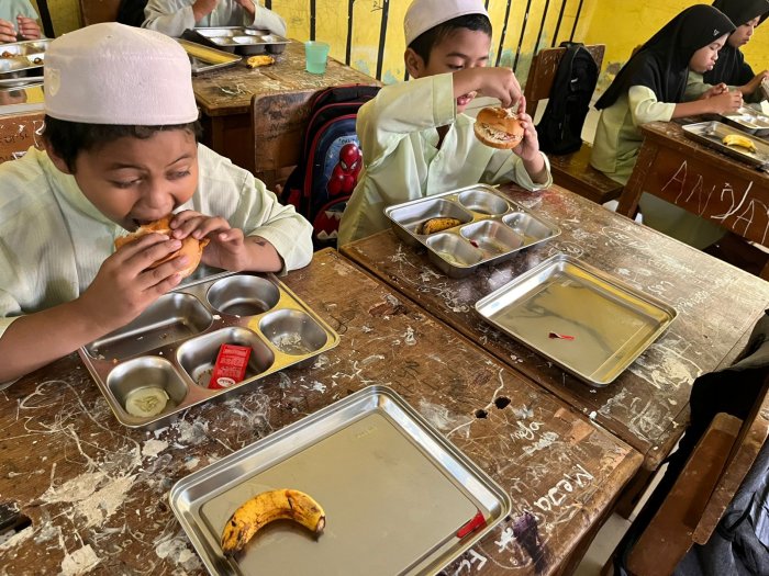 ingkatkan Gizi Anak Bangsa, Siswa siswi  MIN 1 Muaro Jambi Nikmati Menu Sehat Program Presiden