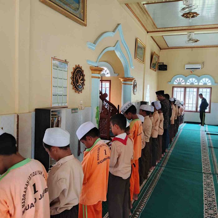 Sholat Zuhur Berjamaah di Madrasah Bersama Siswa dan Guru dan Warga setempat