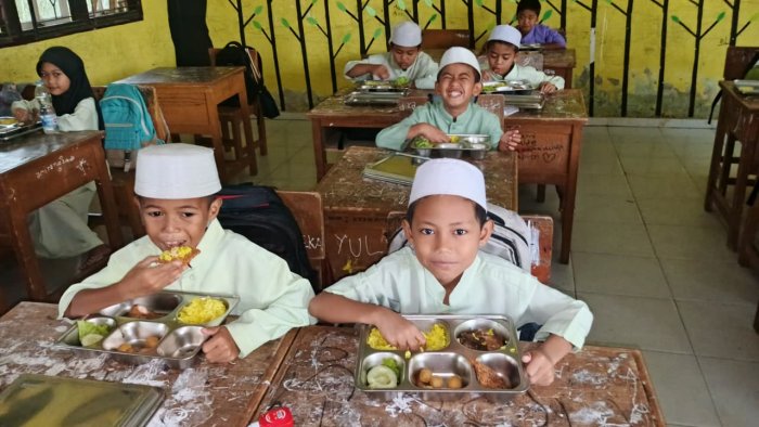 Senyum Ceria Siswa siswi MIN 1 Muaro Jambi Sambut Semester Baru dengan Makanan Bergizi Gratis dari Presiden