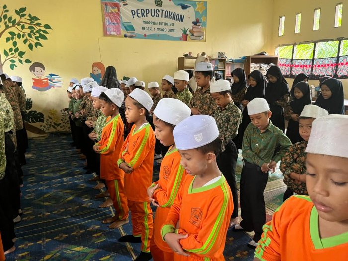 Praktik Sholat Fardhu Jadi Agenda Pembiasaan Siswa MIN 1 Muaro Jambi