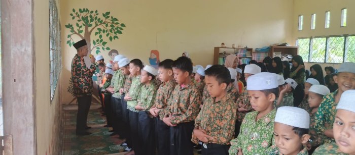 Kegiatan Praktek Sholat Subuh Siswa Siswi Min 1 Muaro Jambi Didampingi Bapak Ibu Majelis Guru