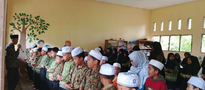 Siswa Siswi MIN 1 Muaro Jambi Laksanakan Praktik Salat Subuh
