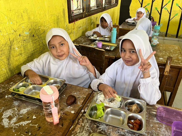 Gizi untuk Generasi Bangsa: Potret Bahagia Siswa MIN 1 Muaro Jambi Terima MBG