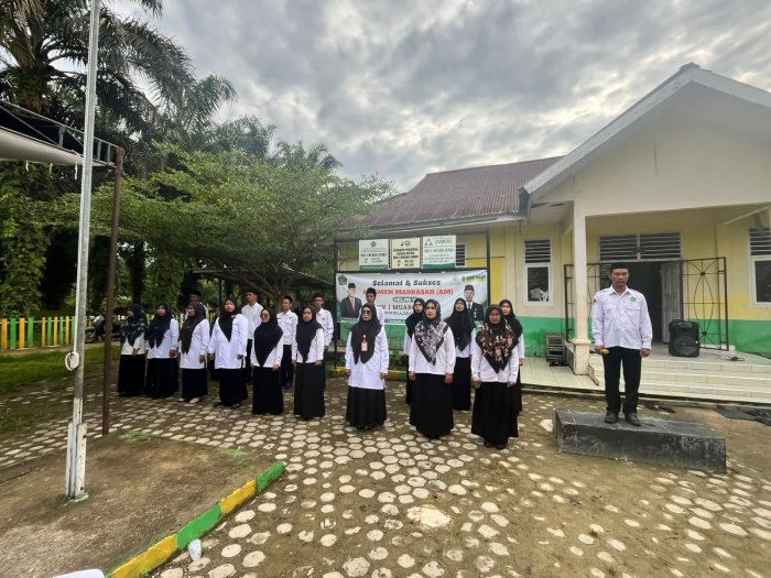 Apel Senin Pagi MIN 1 Muaro Jambi: Siswa Khidmat Simak Arahan Kepala Min 1 Muaro Jambi Lukman Edi S.Pd.I