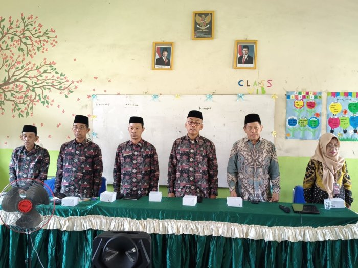 Min 1 Muaro Jambi Bapak Kepala Madrasah dan Majlis Guru MIN 1 Muaro Jambi Ikuti Rapat KKG