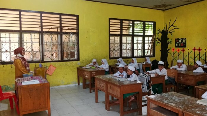 Bapak Ibu Majlis Guru Dampingi Siswa Siswi Melaksanakan Tahfiz Sebelum Belajar