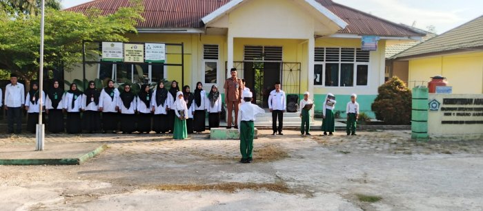 Kepala Desa Mudung Darat M . ALI S.H. Menjadi Pembina Upacara Pengibaran Bendera Merah Putih di MIN 1 Muaro Jambi
