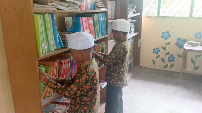Siswa Siswi Kunjungi Perpustakaan Meminjam Buku  Dengan Kepala Pustaka Madrasah