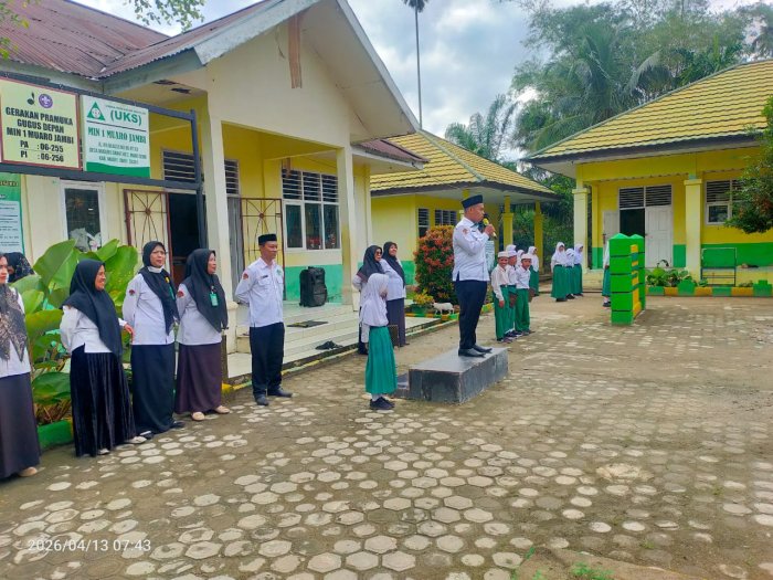 Potret Semangat Siswa MIN 1 Muaro Jambi dalam Upacara Bendera Bersama Muhammad Ridwan, SP.i Potret Semangat Siswa MIN 1 Muaro Jambi dalam Upacara Bendera Bersama Muhammad Ridwan, SP.i