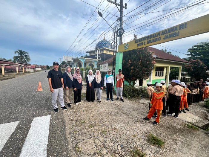 Jalan Santai Ceria MIN 1 Muaro Jambi: Sehat Bersama, Kompak Selalu