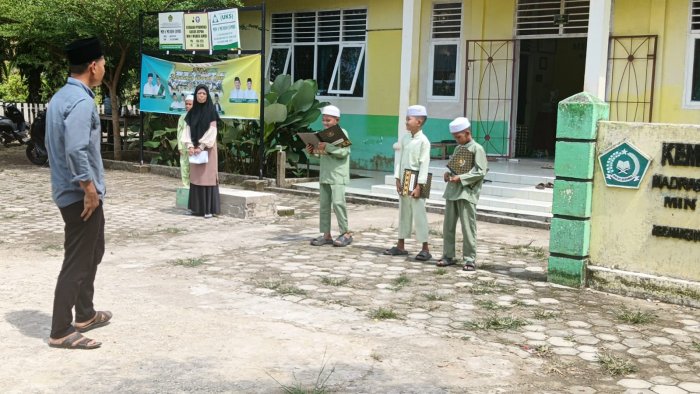 Staf MIN 1 Muaro Jambi Bapak Hazirin Melatih Siswa siswi Paskibraka untuk Upacara Senin