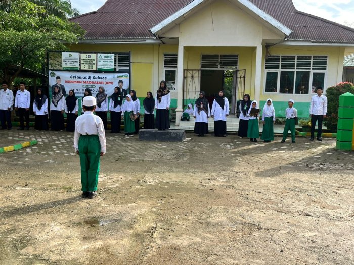 Upacara Bendera Senin di MIN 1 Muaro Jambi: Sri Puji Astuti Beri Amanat Terkait Kedisiplinan dan Kebersihan