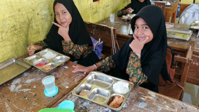 Siswa Siswi MIN 1 Muaro Jambi Terima Makanan Bergizi Gratis Siswa Siswi MIN 1 Muaro Jambi Terima Makanan Bergizi Gratis