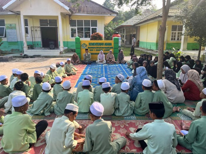 Penuhi Halaman Sekolah dengan Doa, Inilah Potret Khidmat Siswa MIN 1 Muaro Jambi Membaca Yasin