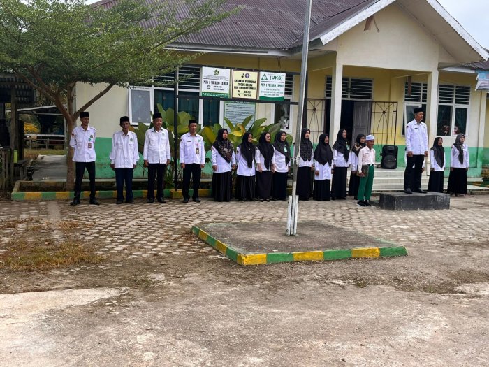 MIN 1 Muaro Jambi Gelar Upacara Bendera Senin Pagi, Bapak Hazirin Bertindak Sebagai Pembina